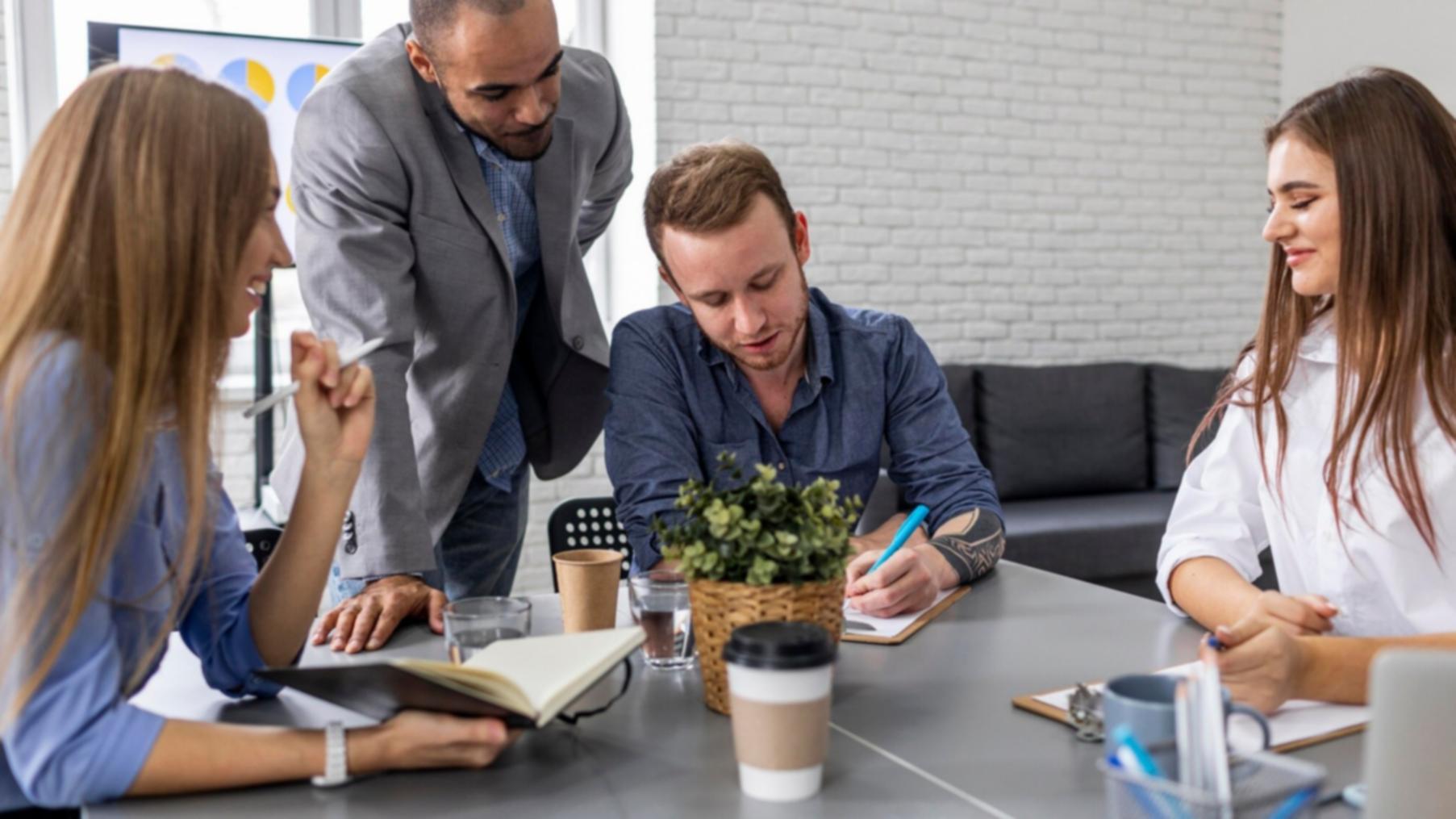 Studenti durante una sessione pratica di manicure avanzata nel nostro laboratorio attrezzato