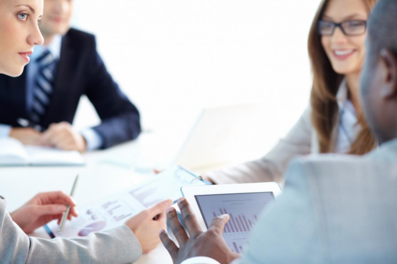 Dimostrazione tecnica durante lezione pratica di nail design