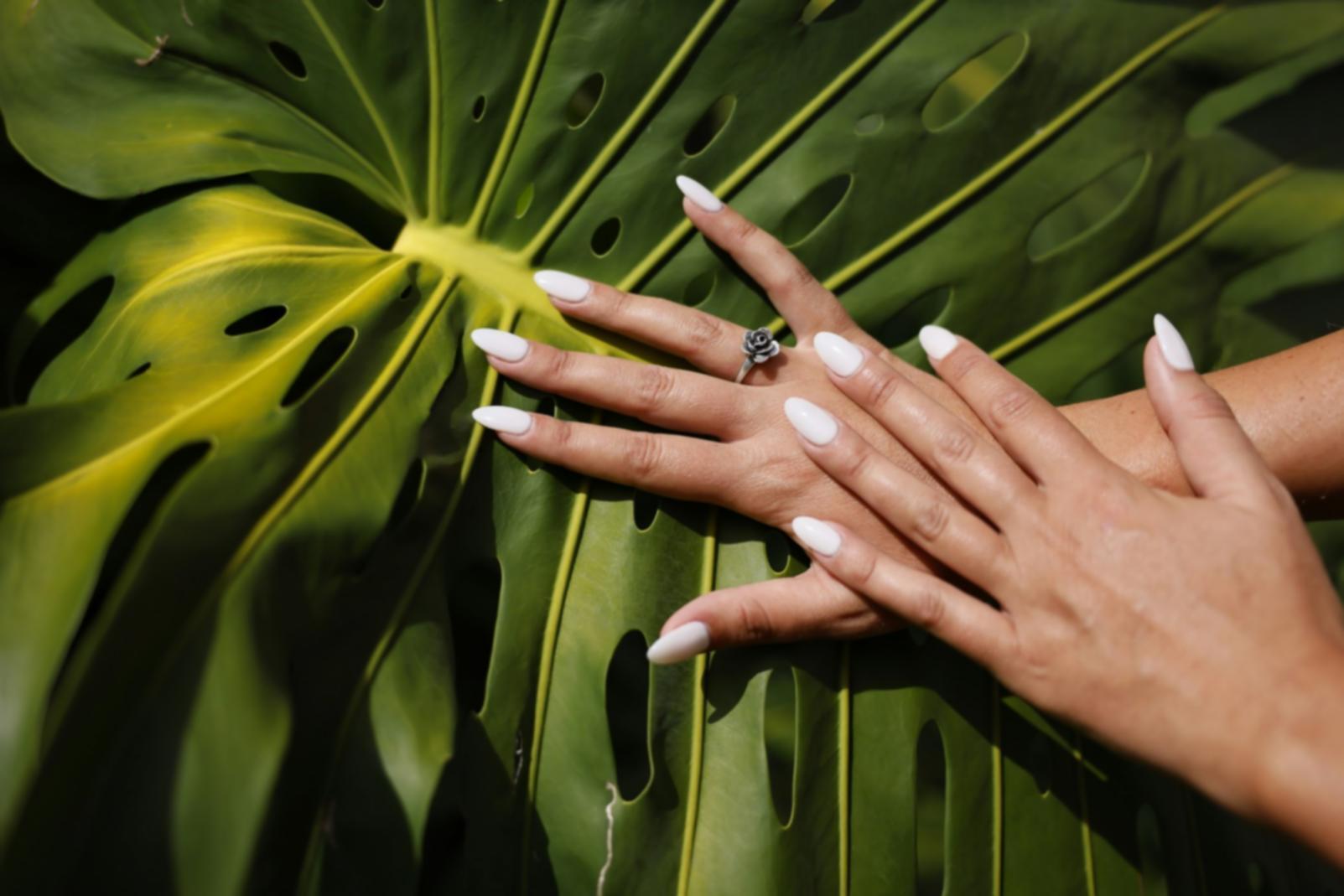 Dettaglio di strumenti professionali per manicure durante una sessione di formazione