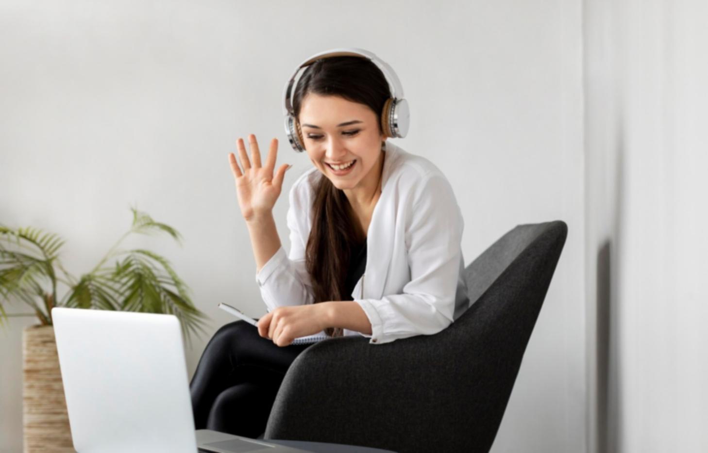 Studente durante una sessione pratica di manicure con supervisione
