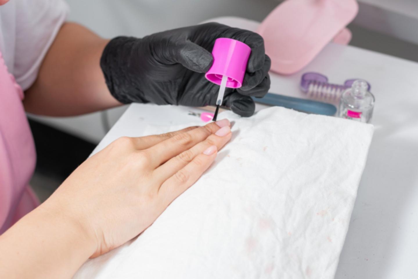 Ambiente professionale per la formazione in tecniche di manicure avanzate