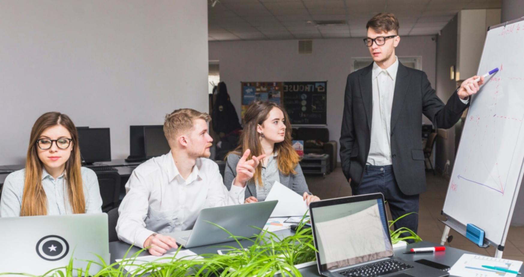 Laboratorio attrezzato con postazioni professionali per formazione manicure